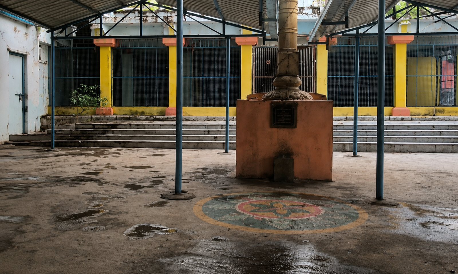 The temple mandapa and courtyard with its dwaja sthambha